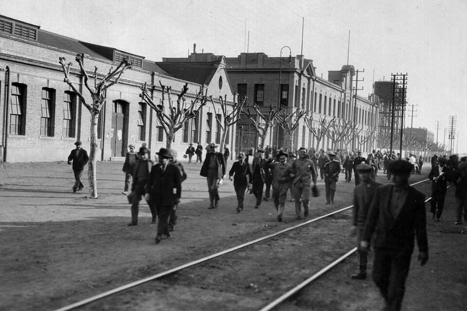 Salida de obreros de Talleres Gorton del Ferrocarril Central Argentinoubicados en la localidad de Pérez en 1930.