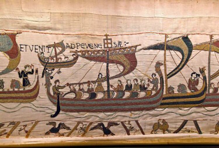 Un detalle del tapiz de Bayeux: los normandos llegan en barco a Gran Bretaña.