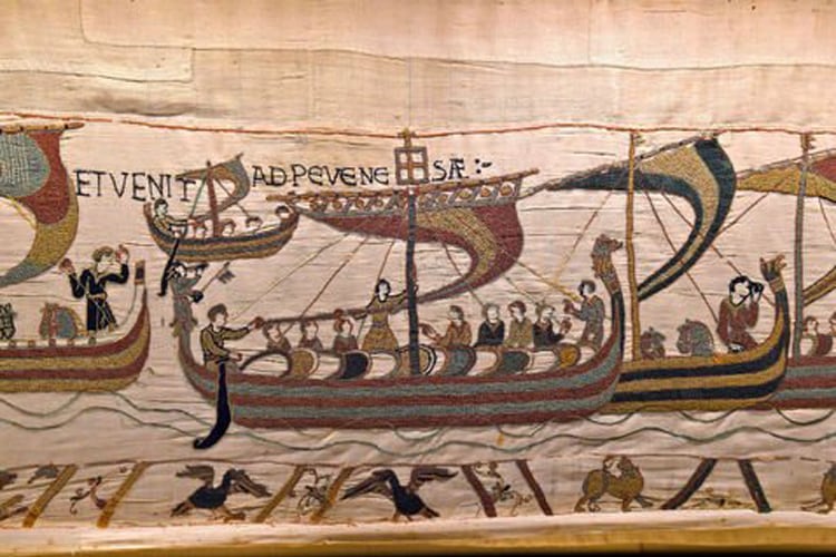Un detalle del tapiz de Bayeux: los normandos llegan en barco a Gran Bretaña.