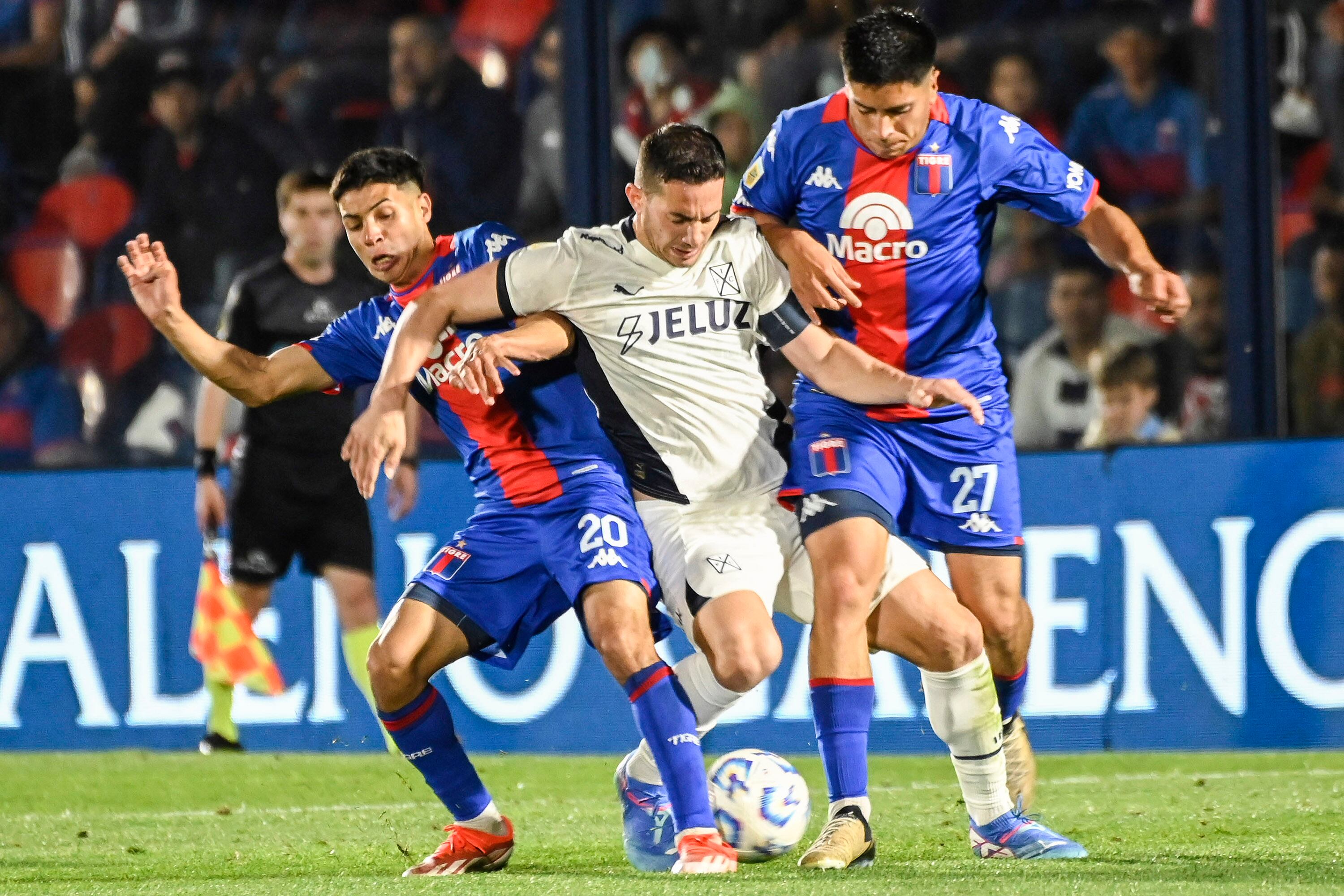 Marcone lucha entre dos jugadores de Tigre