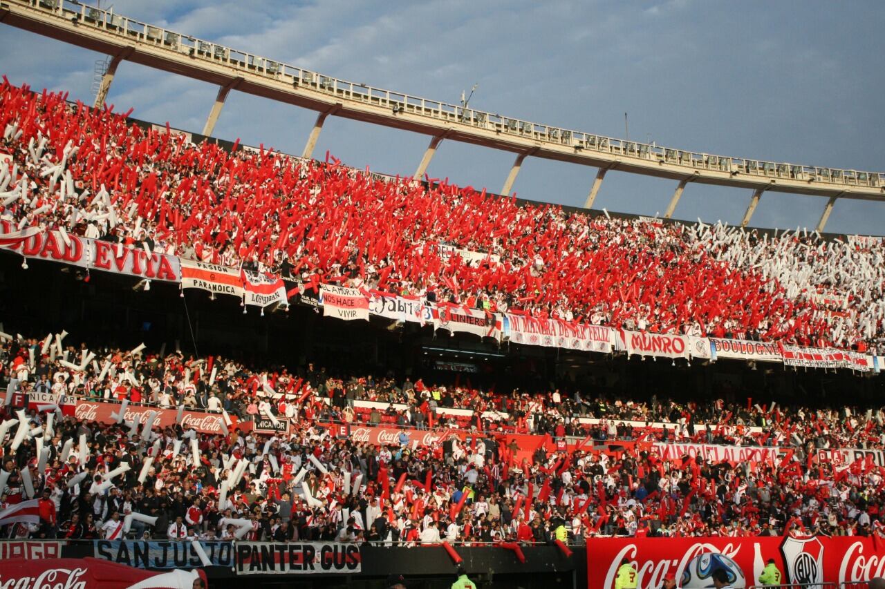 El color del Monumental, aportado por hinchas-socios que dedican horas y días a River.