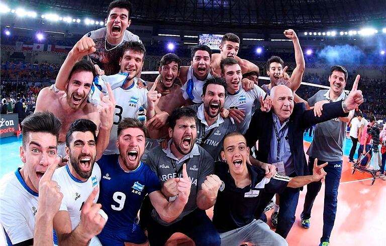 El plantel argentino festeja un logro histórico para el voley de nuestro país.
