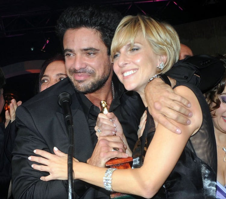 Castro, en una entrega de los Martín Fierro, junto a Carla Peterson.