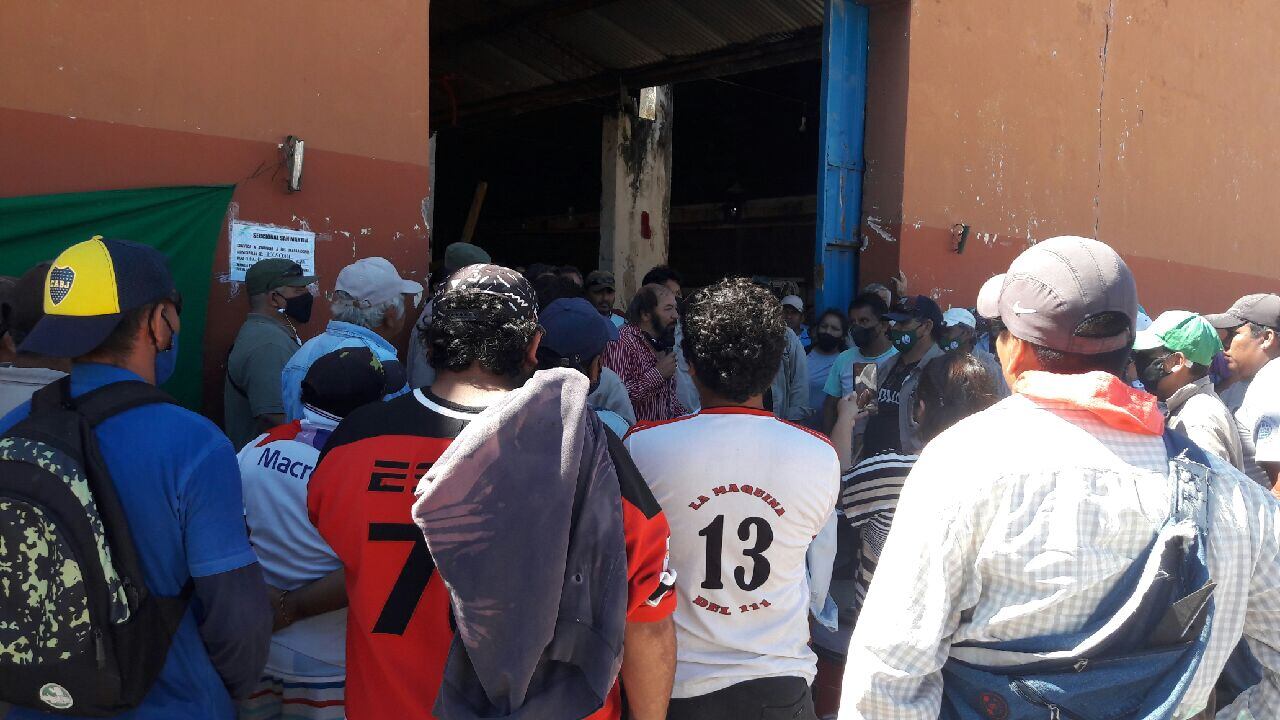 Fermín Hoyos (camisa roja a cuadros) en una de las asambleas en Mosconi  