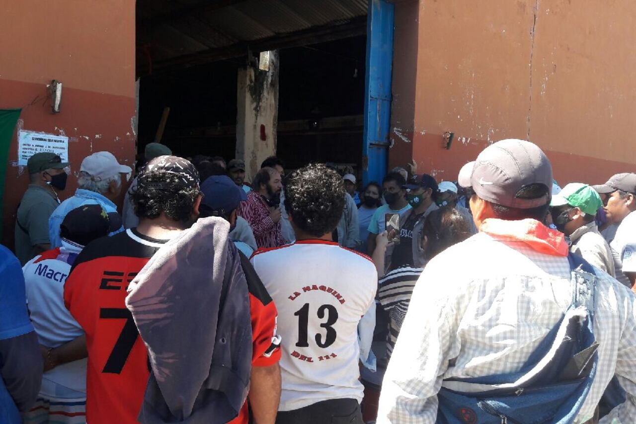 Fermín Hoyos (camisa roja a cuadros) en una de las asambleas en Mosconi