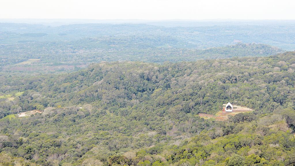 La pequeña capilla contrasta con la inmensidad de la selva que la rodea.