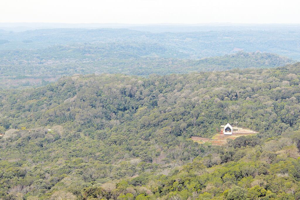 La pequeña capilla contrasta con la inmensidad de la selva que la rodea.