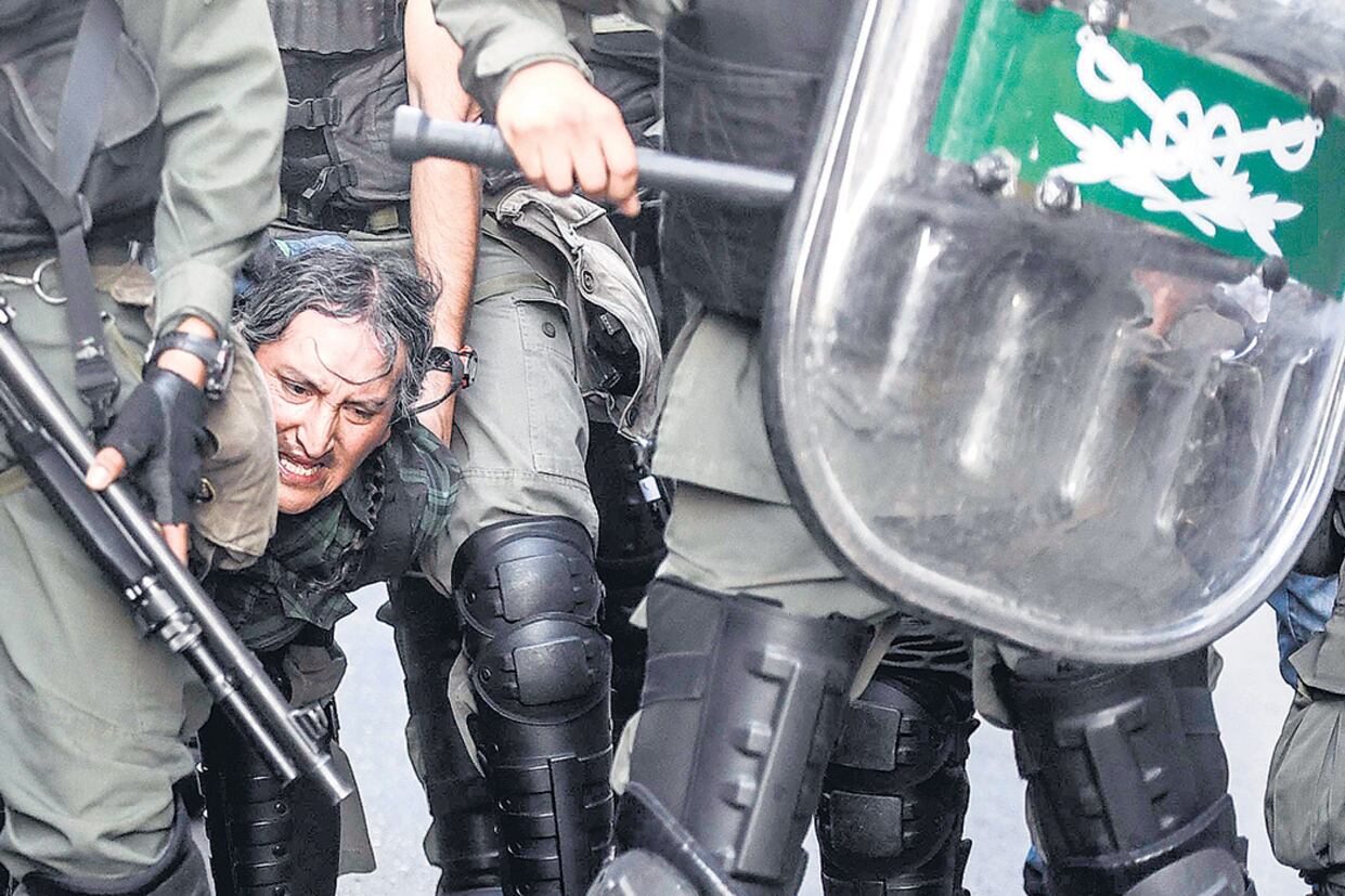 Fue evidente que la orden era no dejar que los manifestantes llegaran al Congreso y la represión empezó no bien llegaron a las vallas.