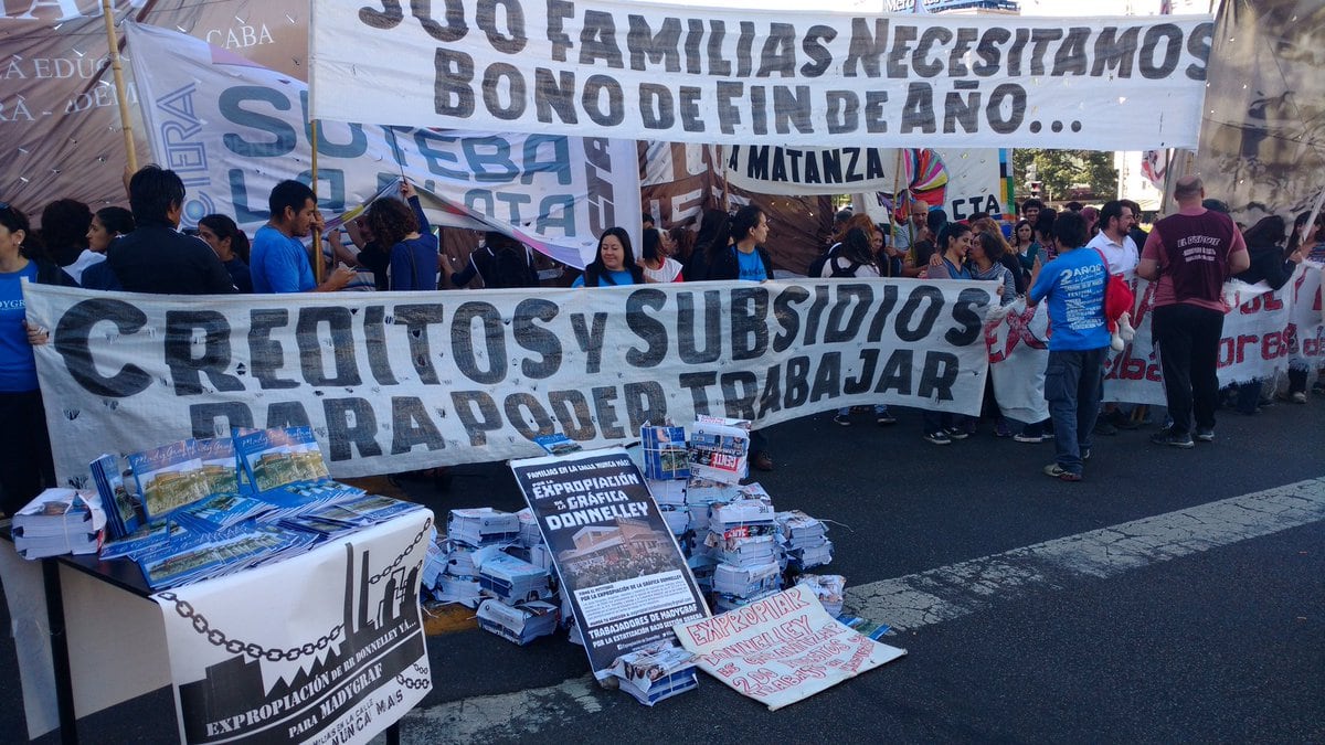 Los trabajadores de la imprenta MadyGraf regalaron cuadernos escolares.