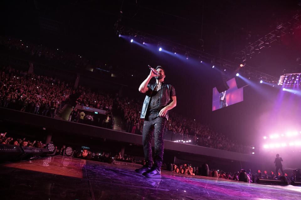 Martin actuó en medio de un griterío ensordecedor y permanente.