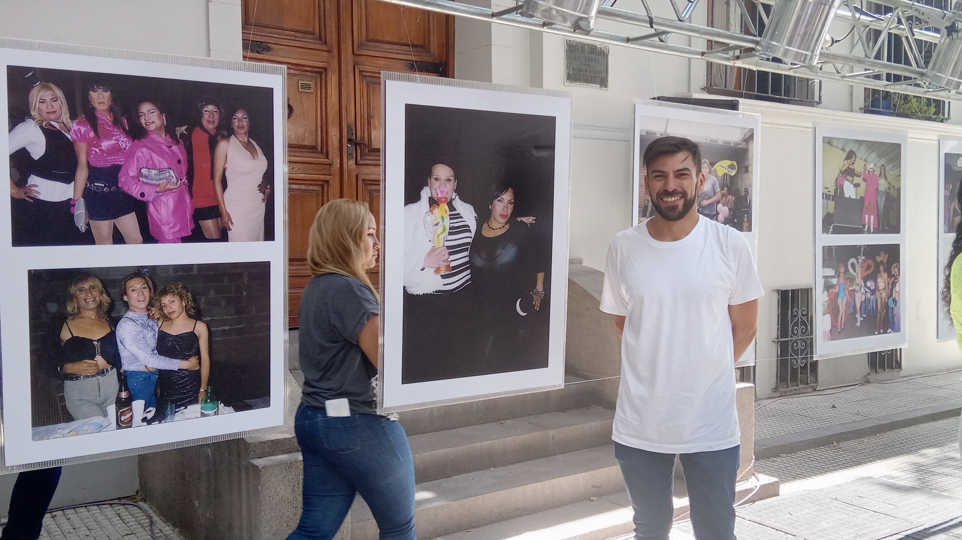 Landriel Oviedo en la muestra fotográfica del Archivo de la Memoria Trans.