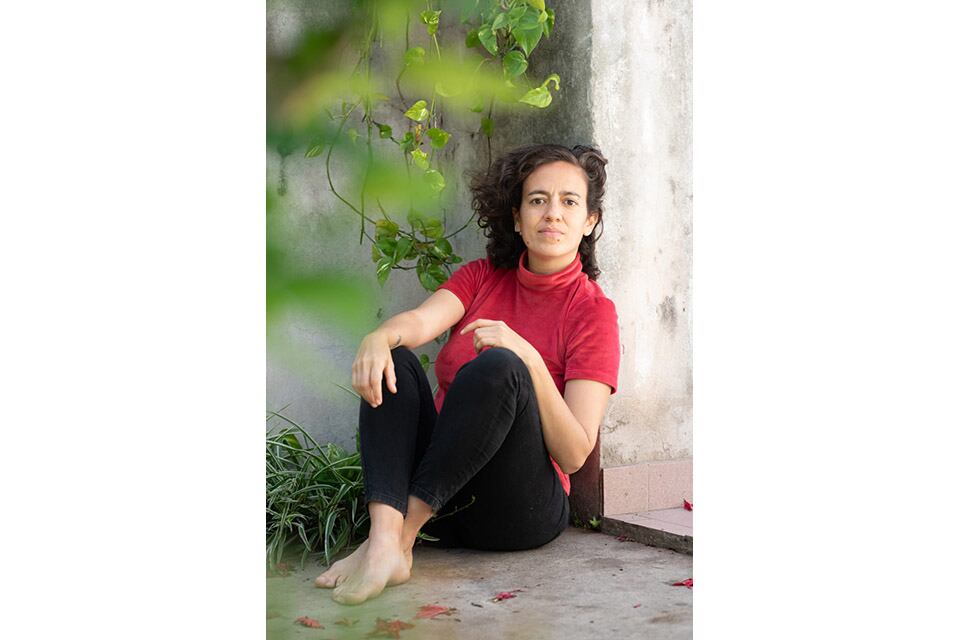 Candelaria Rivero nació en Santa Fe en 1984, es fotógrafa, estudió música y enseña danza contemporánea.