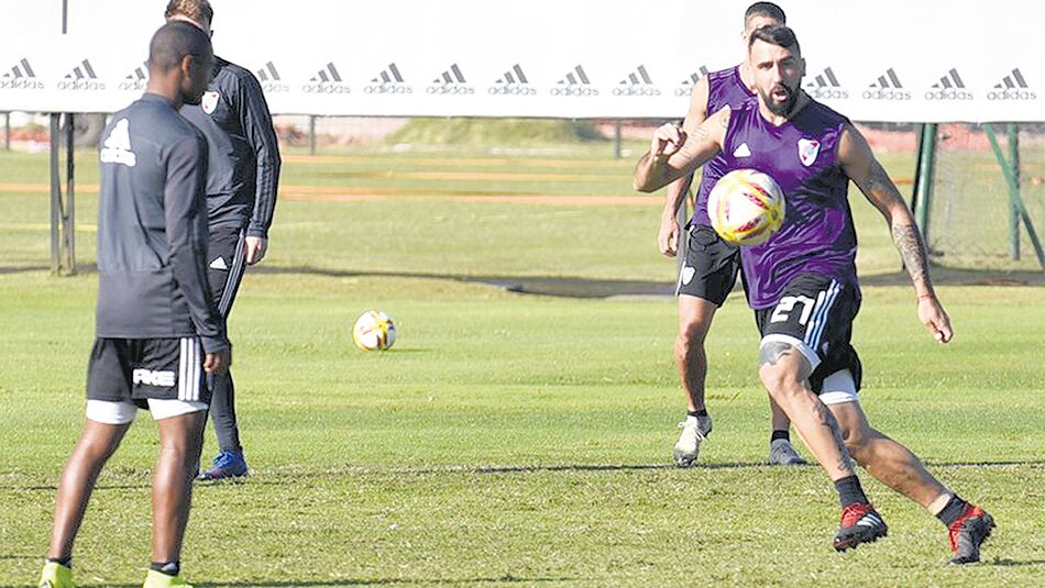 River entrenó ayer en Ezeiza, y hoy lo hará a la mañana en su estadio, previo al viaje a Chile.