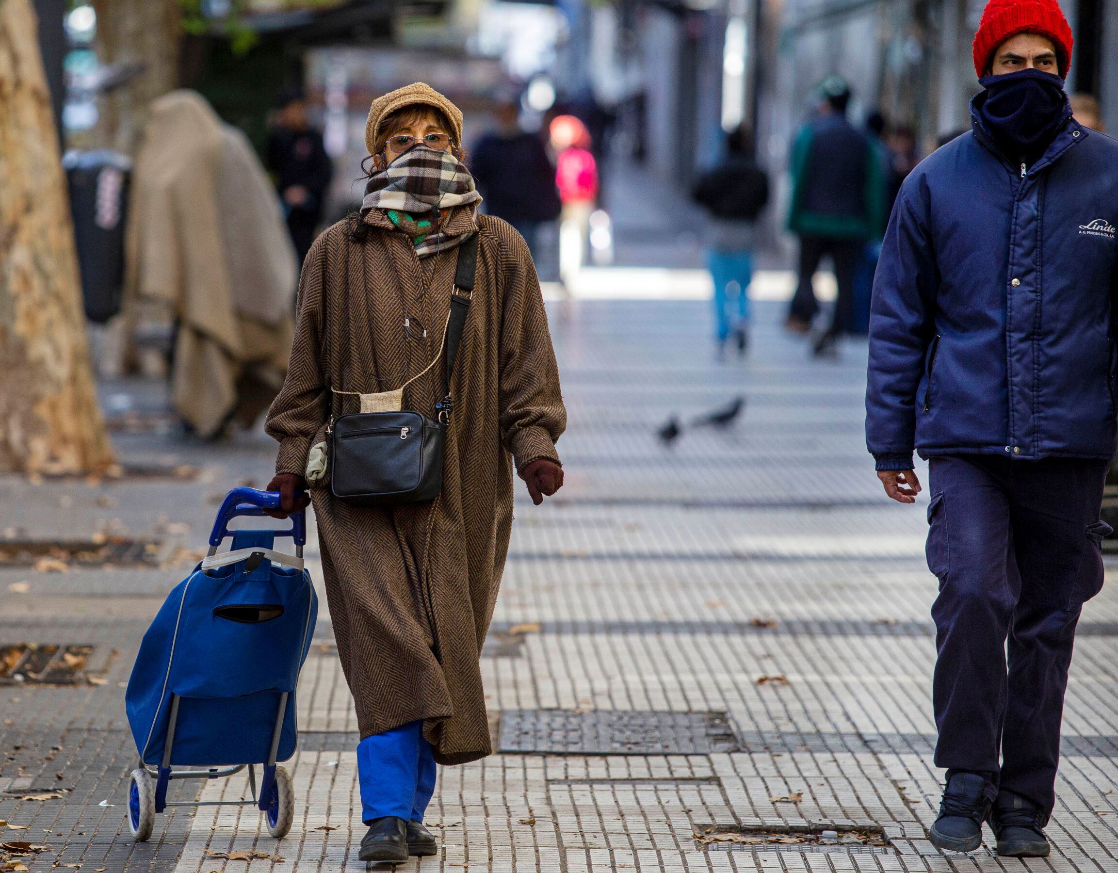 Campera, bufanda, gorro y guante obligatorio para un día muy frío