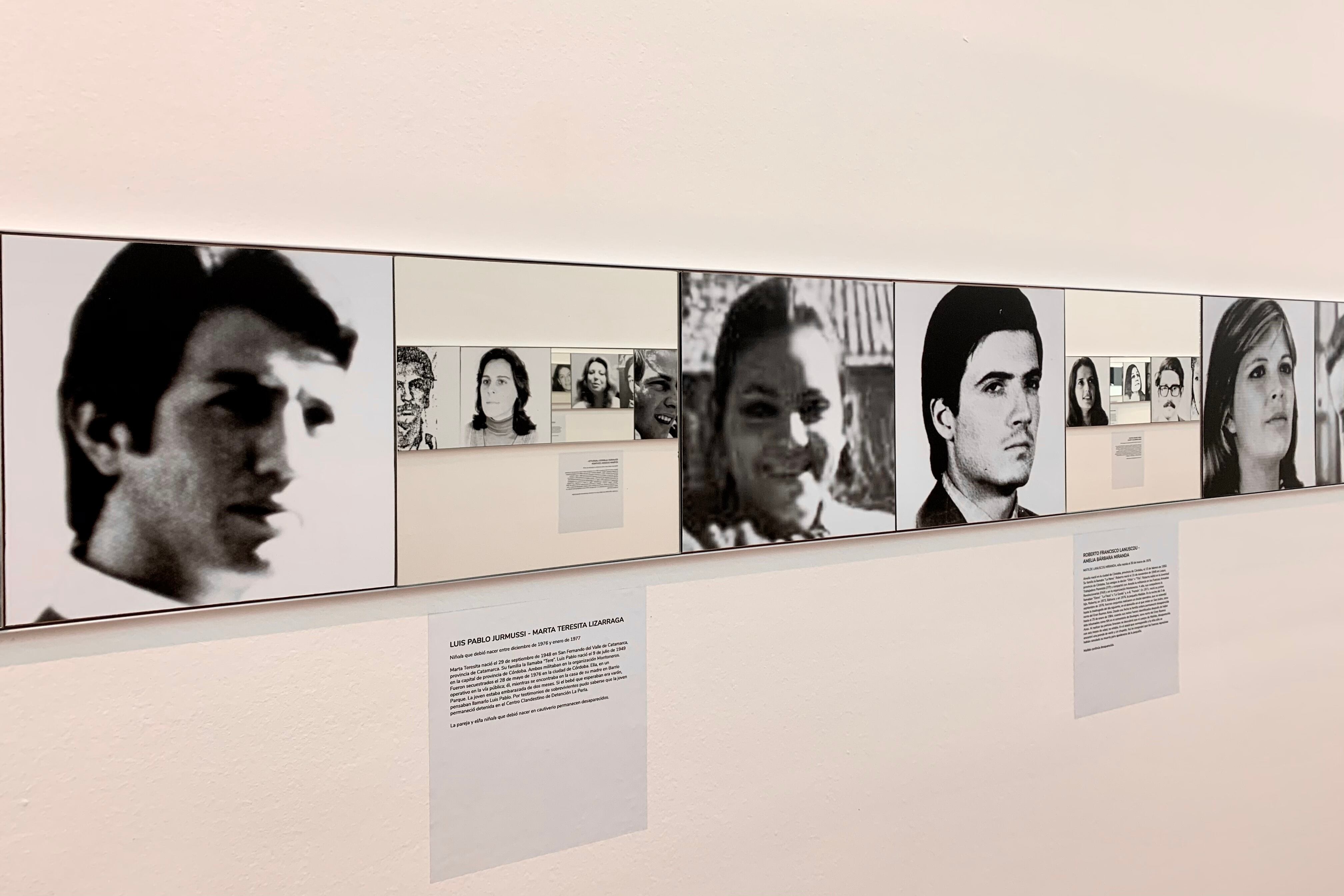 Detalle de la instalación "Identidad" en el Parque de la Memoria. Sobre las fichas informativas hay espejos que reflejan la instalación en la pared de enfrente, en un juego que multiplica las imágenes al infinito.