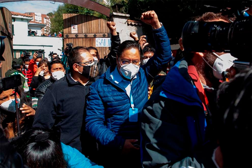El candidato del Movimiento al Socialismo (MAS), Luis Arce, saluda luego de votar en una escuela en la ciudad de La Paz, Bolivia. 