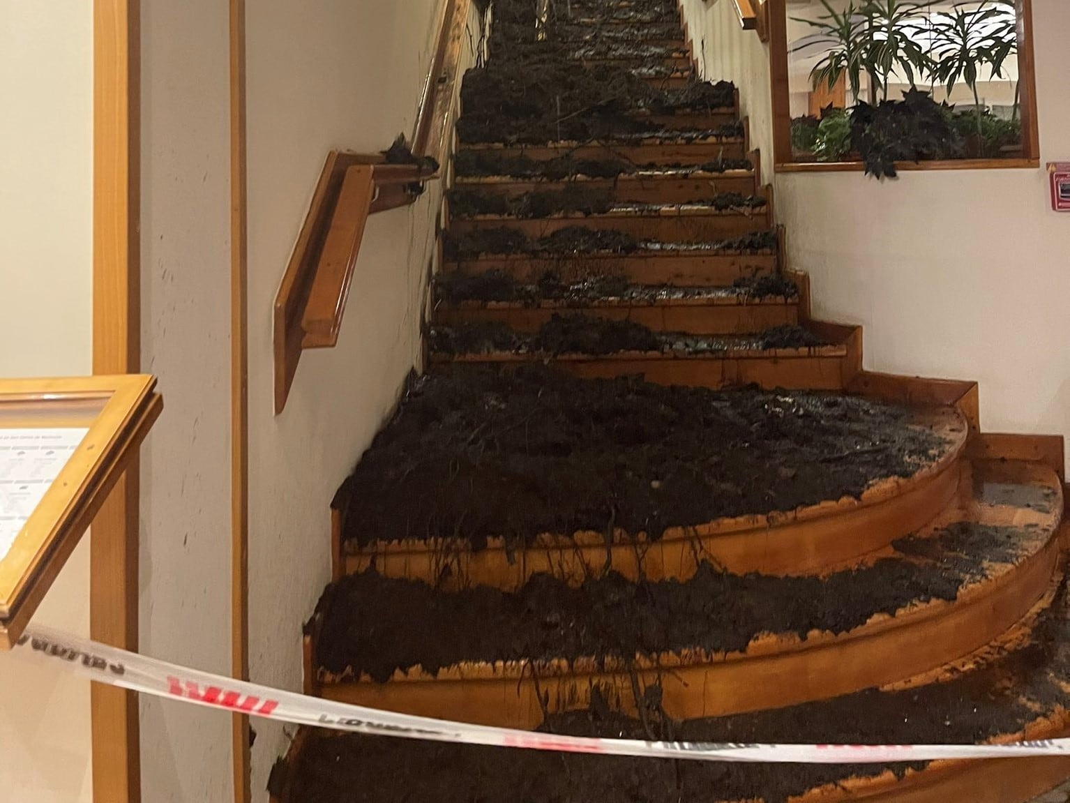 Tragedia. El barro ingresó por el primer piso y llegó hasta la planta baja del hotel en Bariloche. Imagen: Twitter