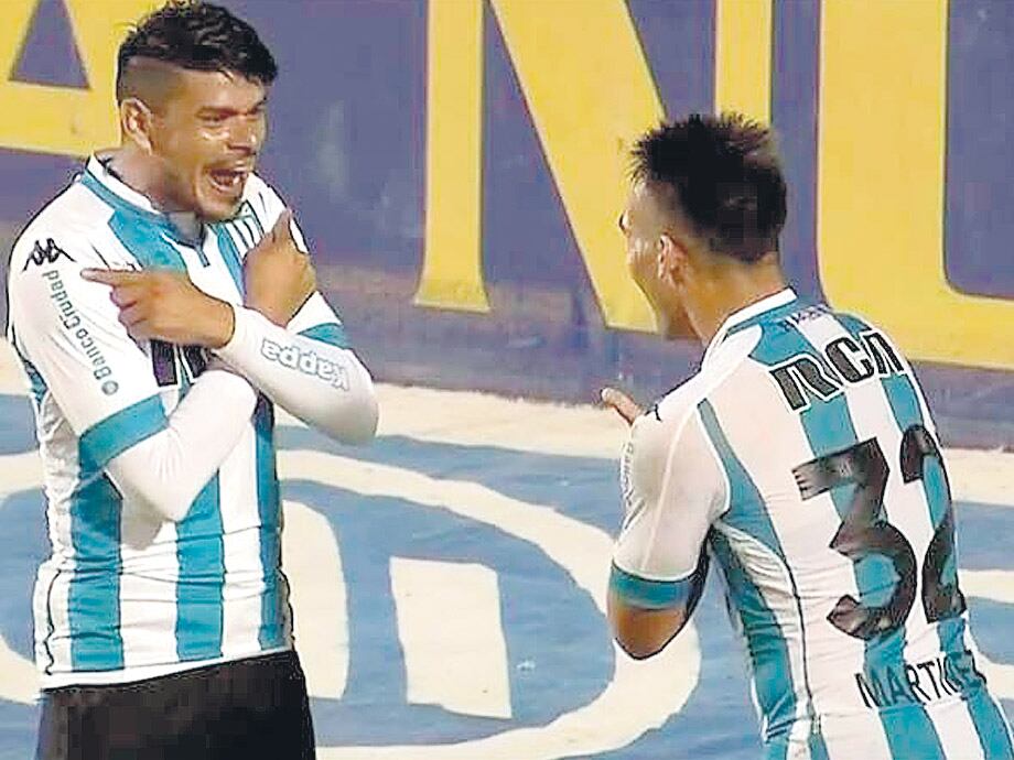 Lautaro Martínez festeja el primero de sus dos goles en Junín.