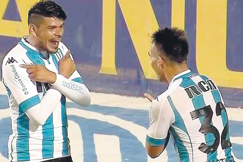Lautaro Martínez festeja el primero de sus dos goles en Junín.