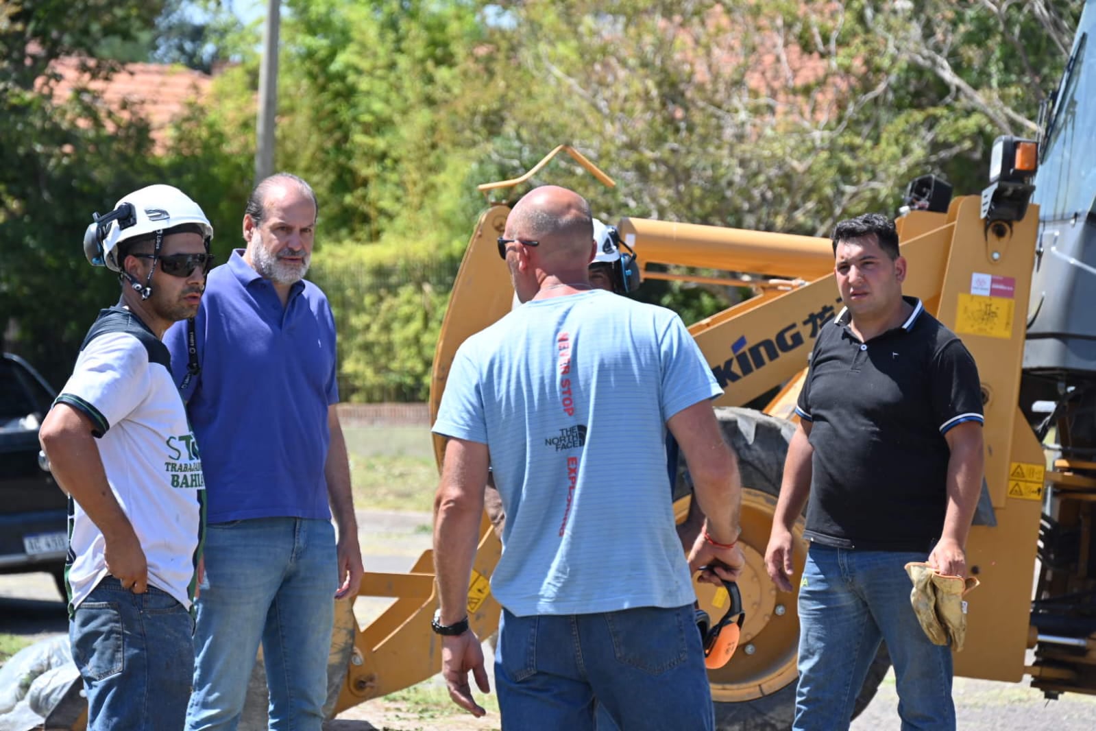 Fedrico Susbielles recorre los trabajos luego del temporal. 