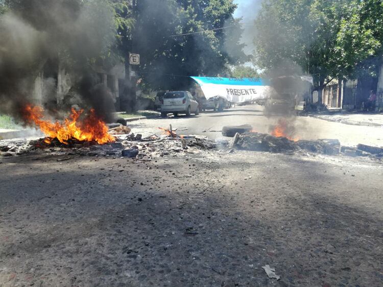 El corte de calles frente a la clínica.