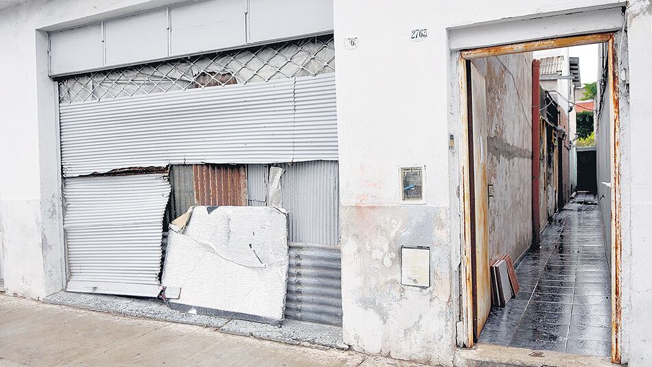 La persiana del frente, baja, en la calle Cañada de Gómez, en Mataderos.