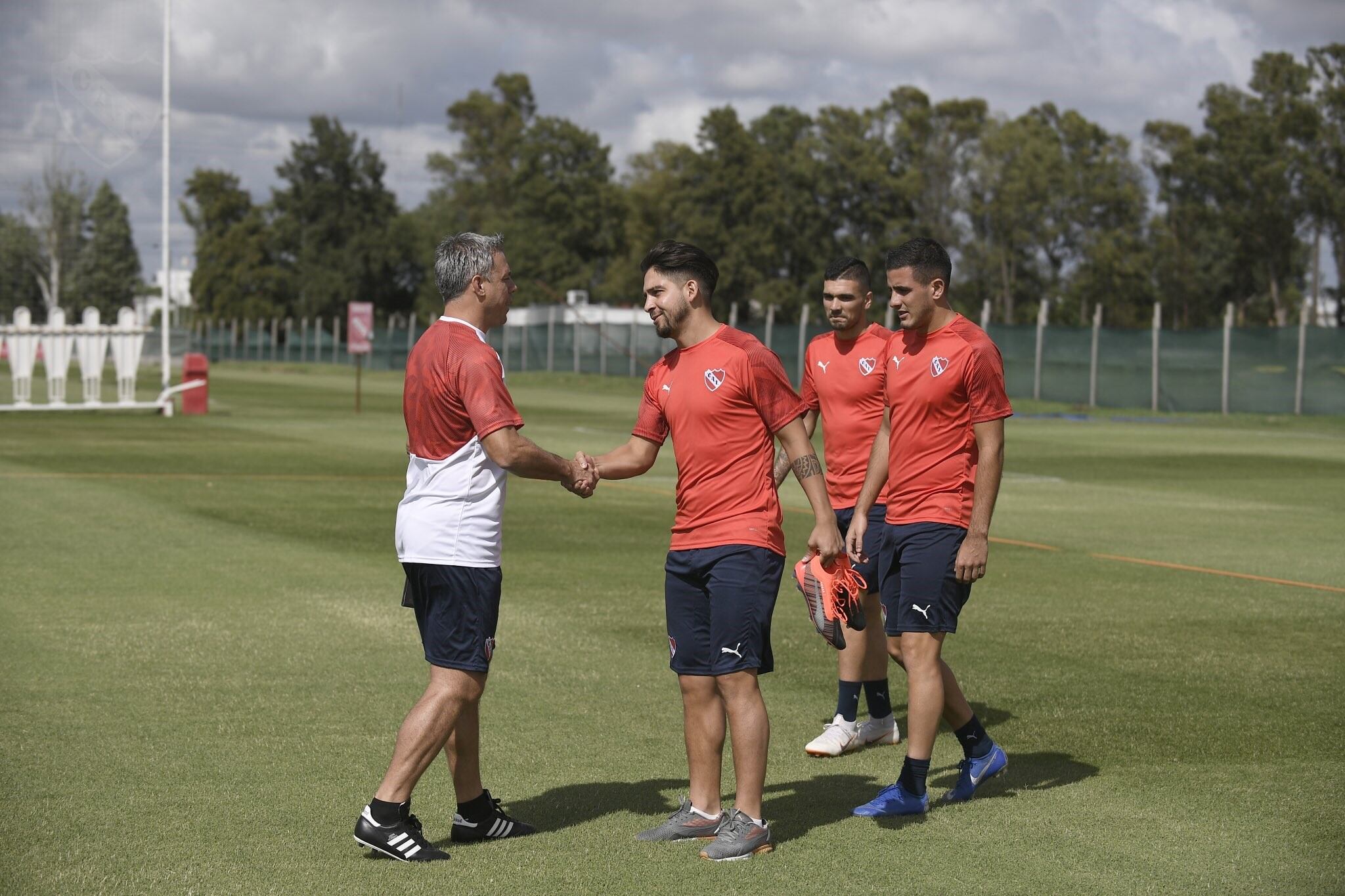 El saludo de Pusineri con Martín Benítez en el inicio de la pretemporada de Independiente.