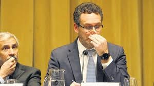 Guido Sandleris, presidente del Banco Central; detrás, el vice, Gustavo Cañonero. 