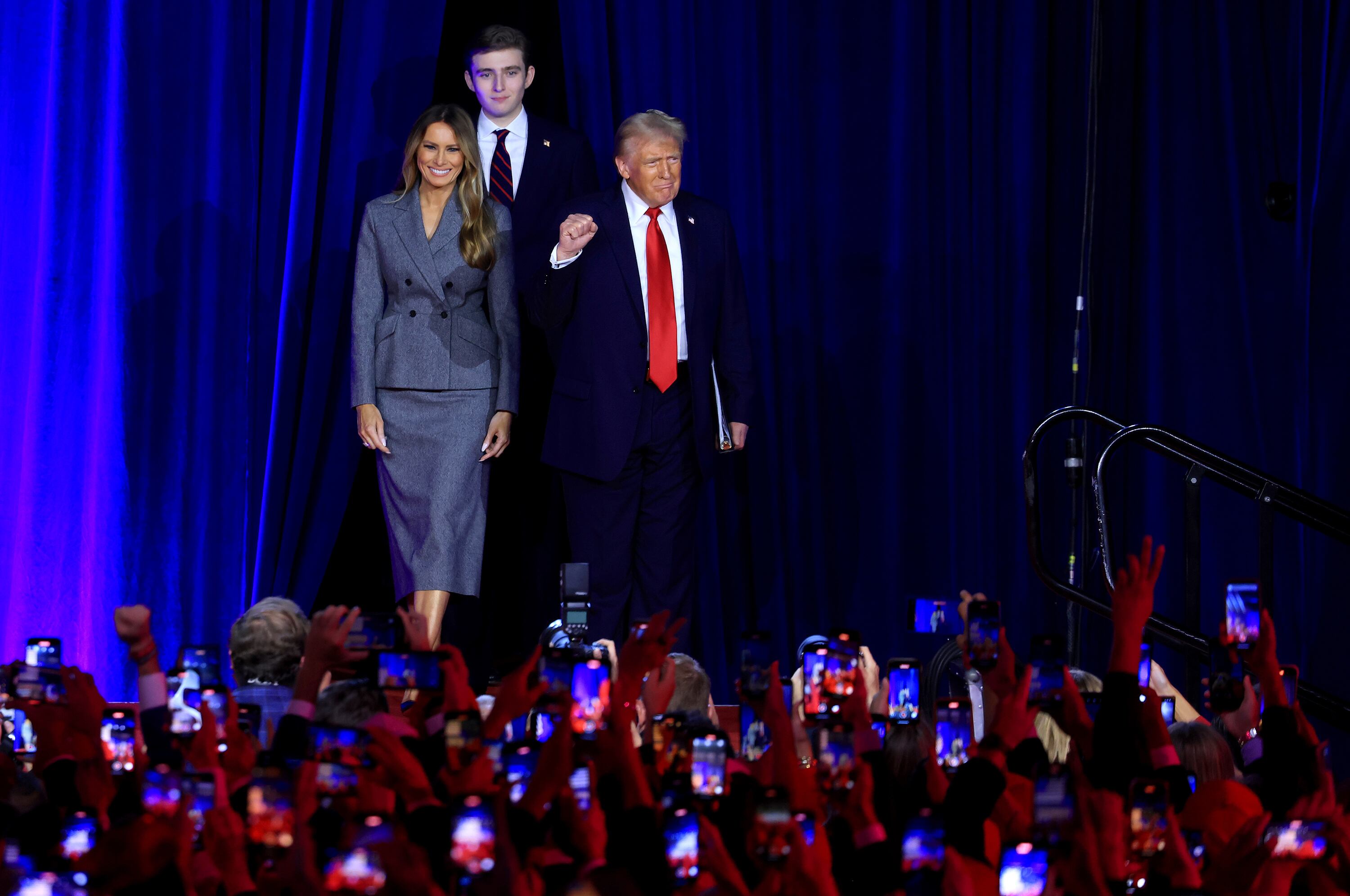 Trump saluda a sus seguidores con el triunfo electoral en mano.