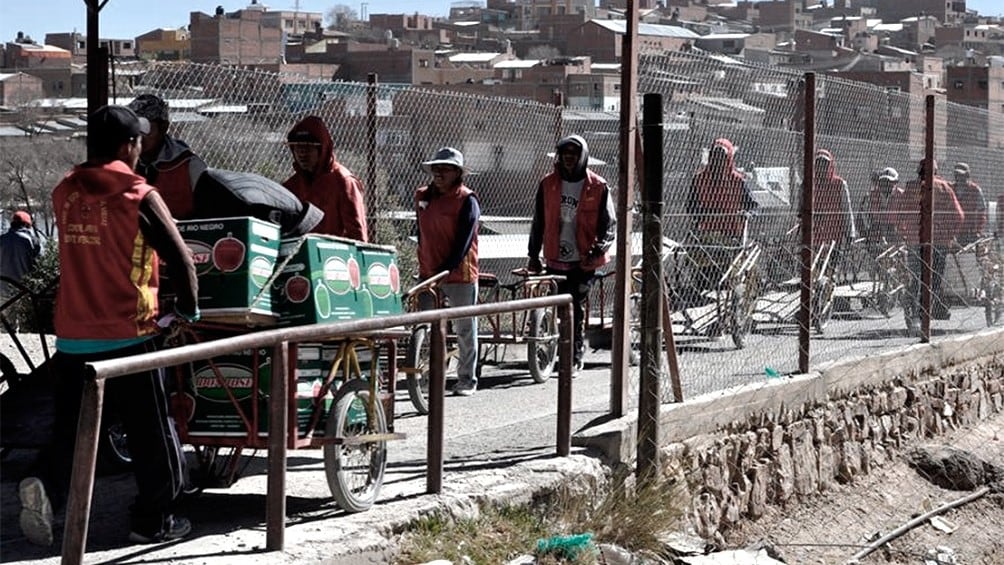 Carreros pasan la frontera con mercadería