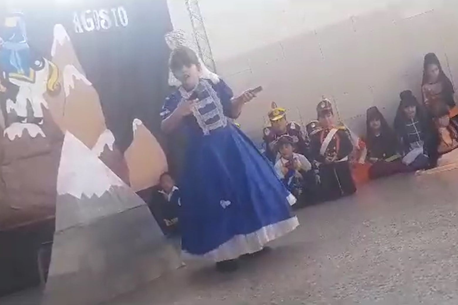 Una nena rosarina recitaba la Marcha de San Lorenzo en un acto estudiantil cuando se escuchó un fuerte tiroteo a pocos metros. (Foto: captura de pantalla de video)