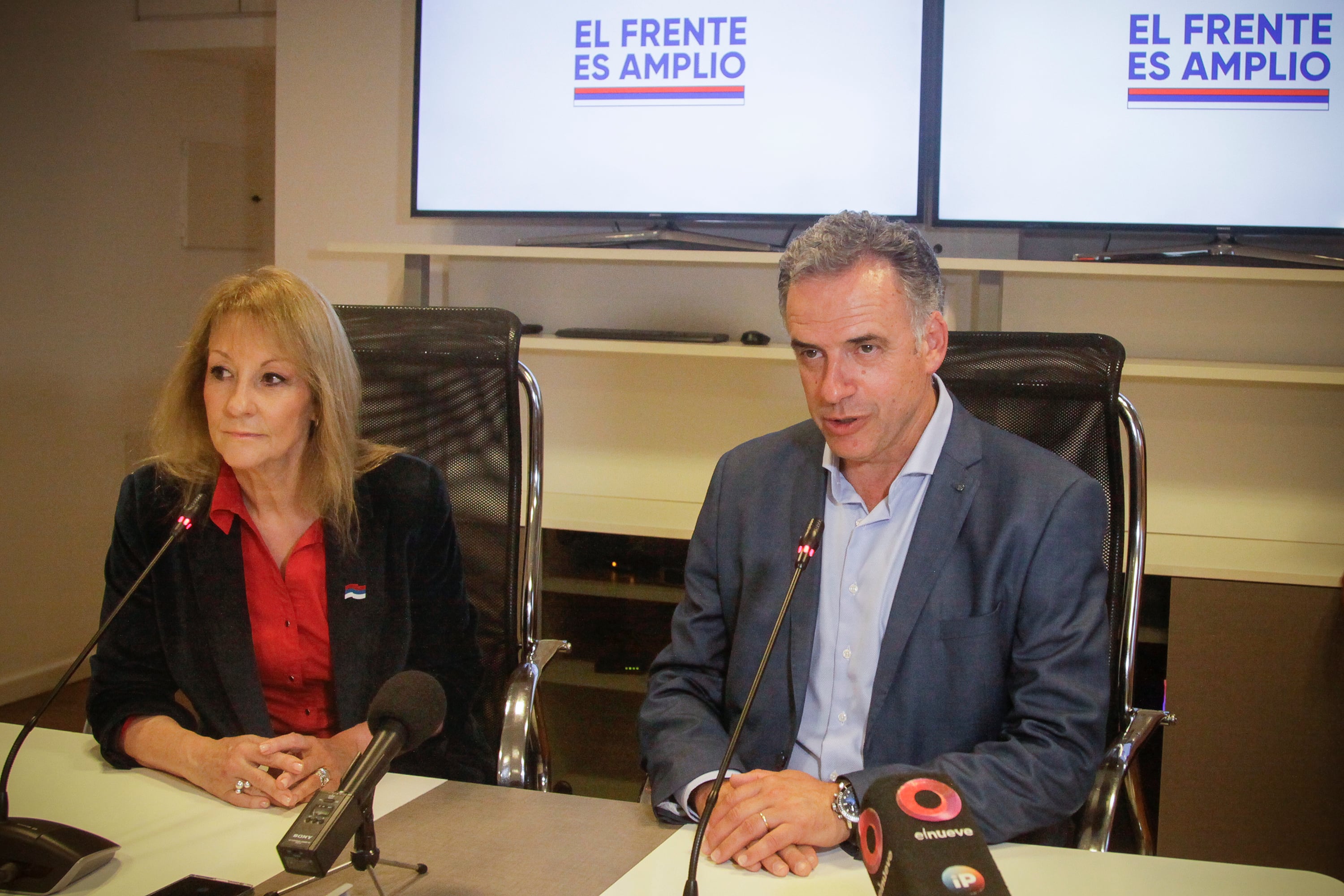 Orsi y Cosse llamaron a los uruguayos en Argentina a cruzar el charco y votar