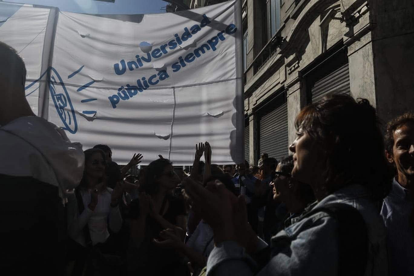 Una multitud marchó para frenar el ajuste de Milei