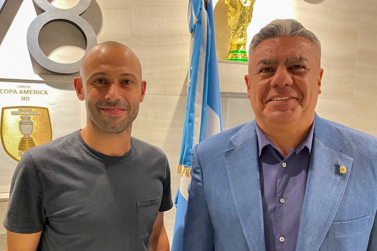 Mascherano, flamante DT de la Sub 20, y Chiqui Tapia, titular de AFA