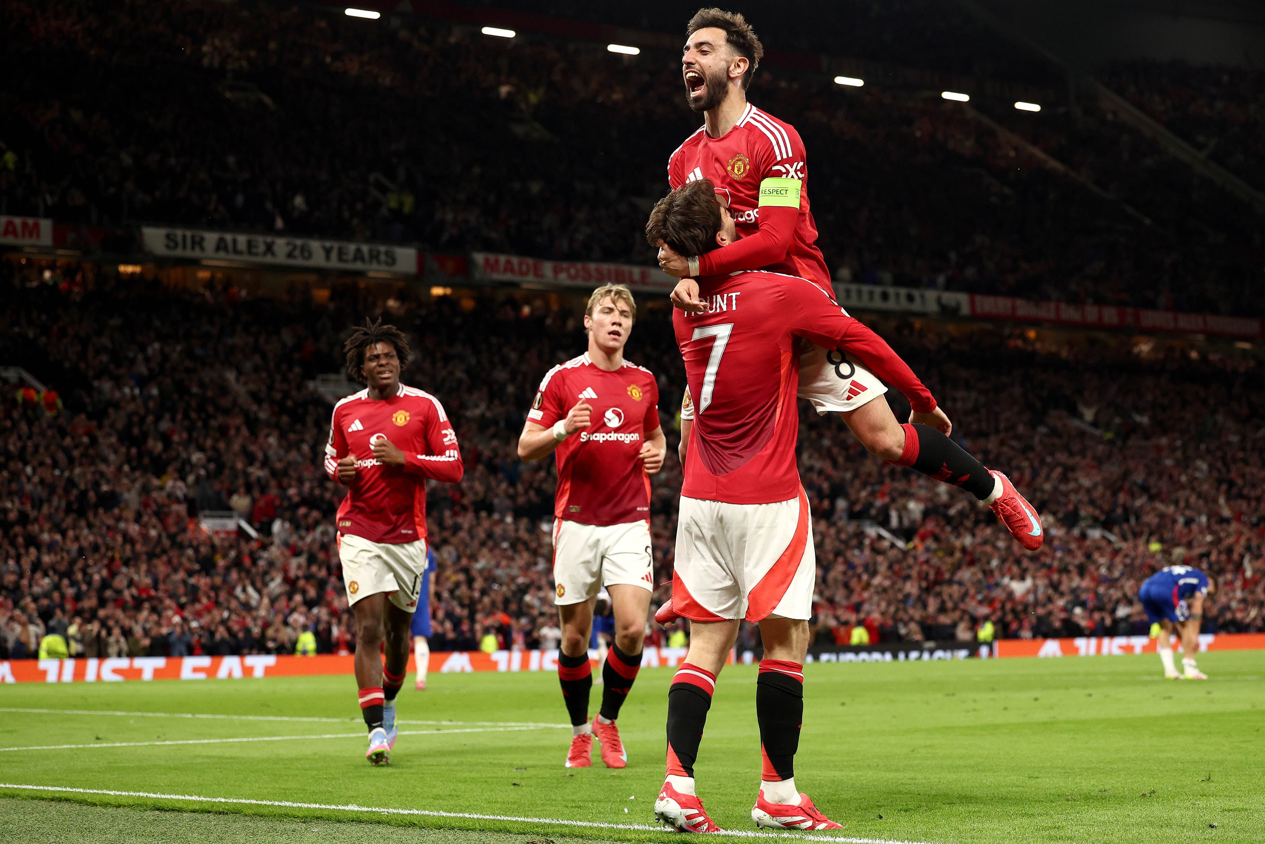 Bruno Fernandes celebra con Mount 