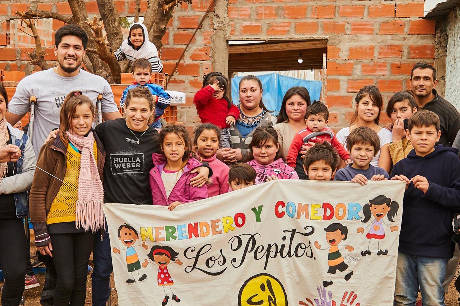 Pareto y Toledo, hace cuatro meses, con los chicos de Los Pepitos. 