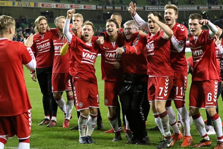 Rodeado por sus compañeros, Eriksen, figura del partido, festeja el triunfo danés.