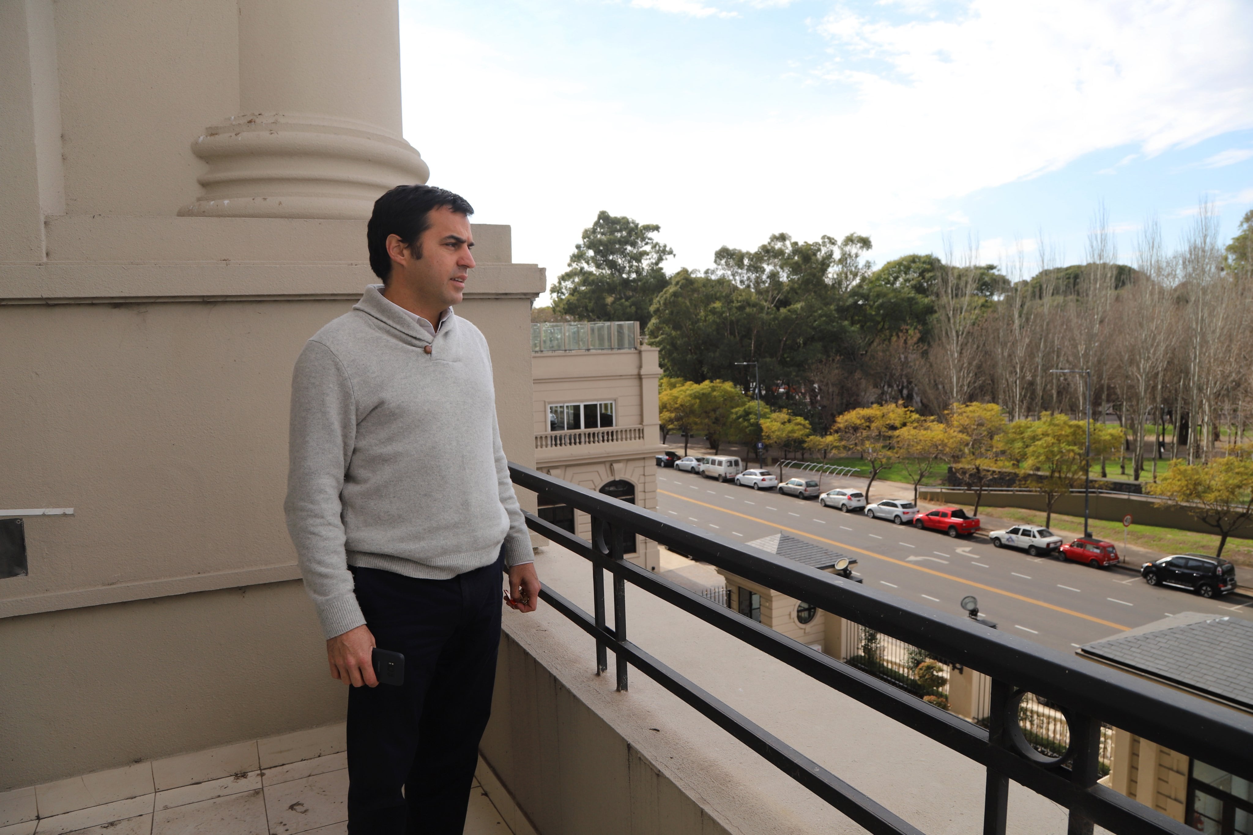 Ramón Lanús, titular de AABE, se mostró en el balcón del departamento a subastar.