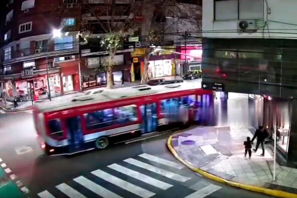 El momento del accidente del colectivo de la línea 12 en Recoleta.