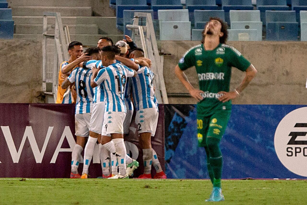 Todo Racing celebra el gol de Copetti que le dio el triunfo ante Cuiabá