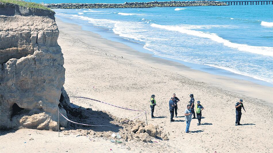 El lugar donde ocurrió la tragedia, precintado por la policía. El balneario se encuentra a unos siete kilómetros del centro de Mar del Plata.