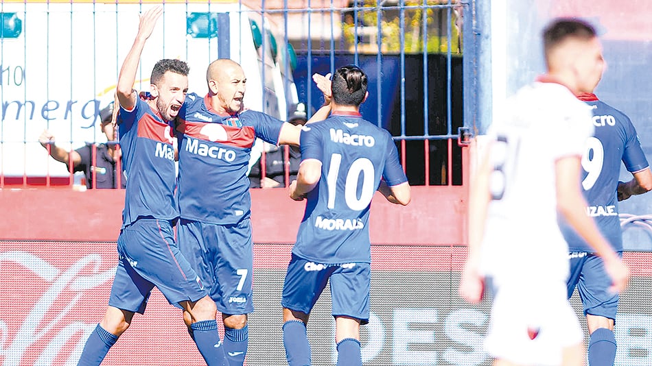 n Brazos en alto para el festejo del gol de la clasificación de Tigre, marcado de penal por Carlos Luna.