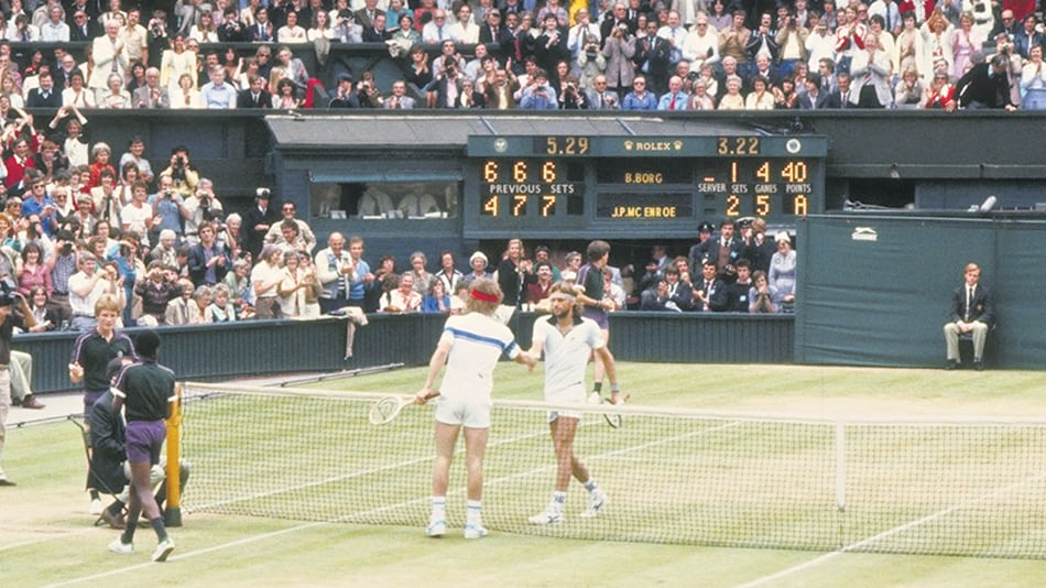 Borg, el ganador, saluda a McEnroe, de espalda, luego de un encuentro memorable.