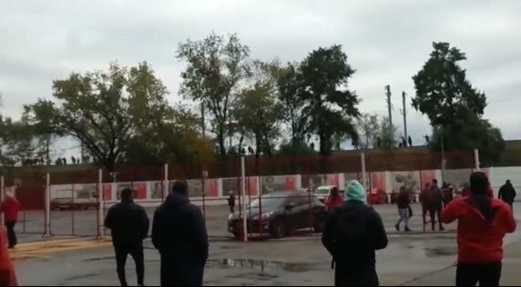 Captura de pantalla de un video que se viralizó del enfrentamiento entre barras de Independiente. 