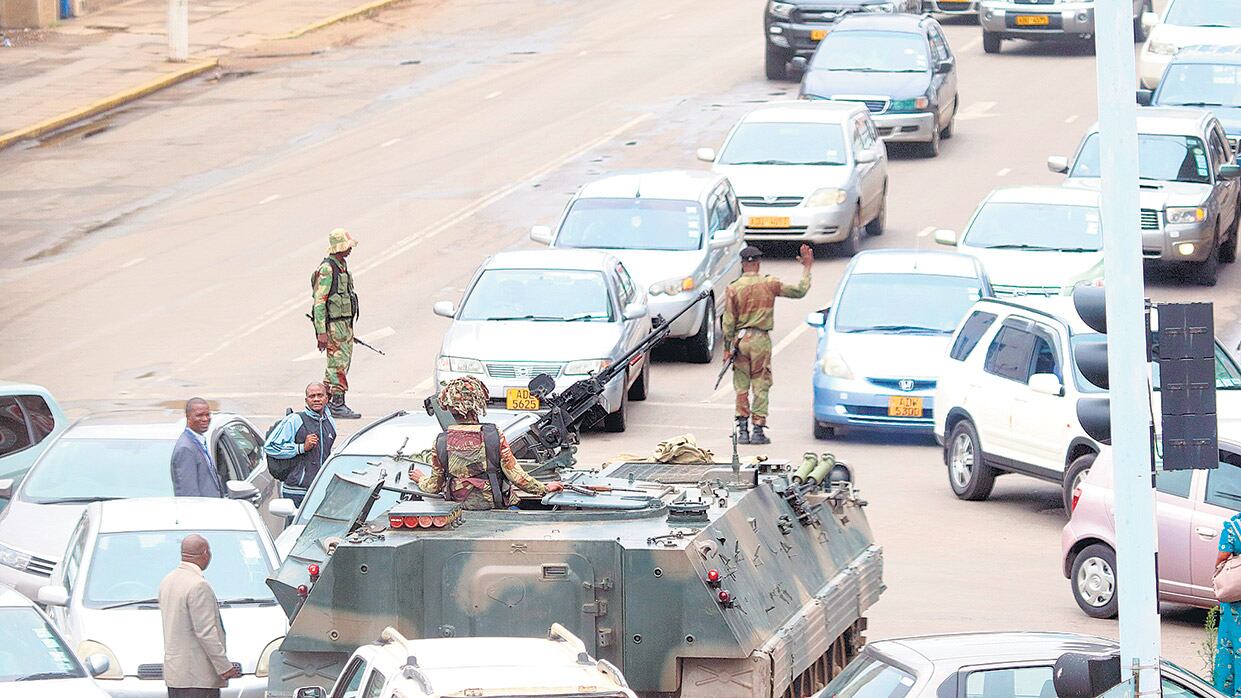 Una tanquet bloquea el acceso al Parlamento de Harare.