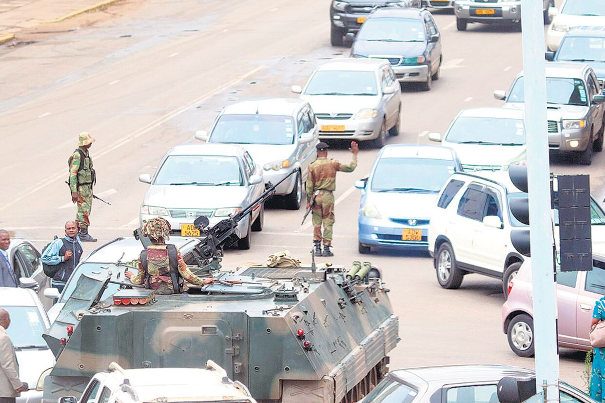 Una tanquet bloquea el acceso al Parlamento de Harare.