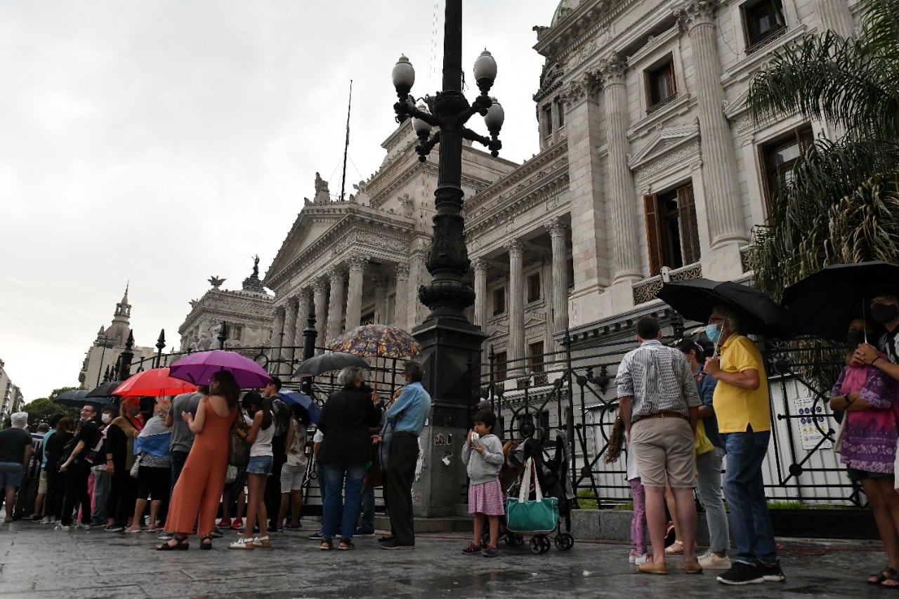 A las ocho de la noche, por avenida Rivadavia, llegó al Congreso de la Nación el coche fúnebre con el cuerpo de Carlos Saúl Menem.