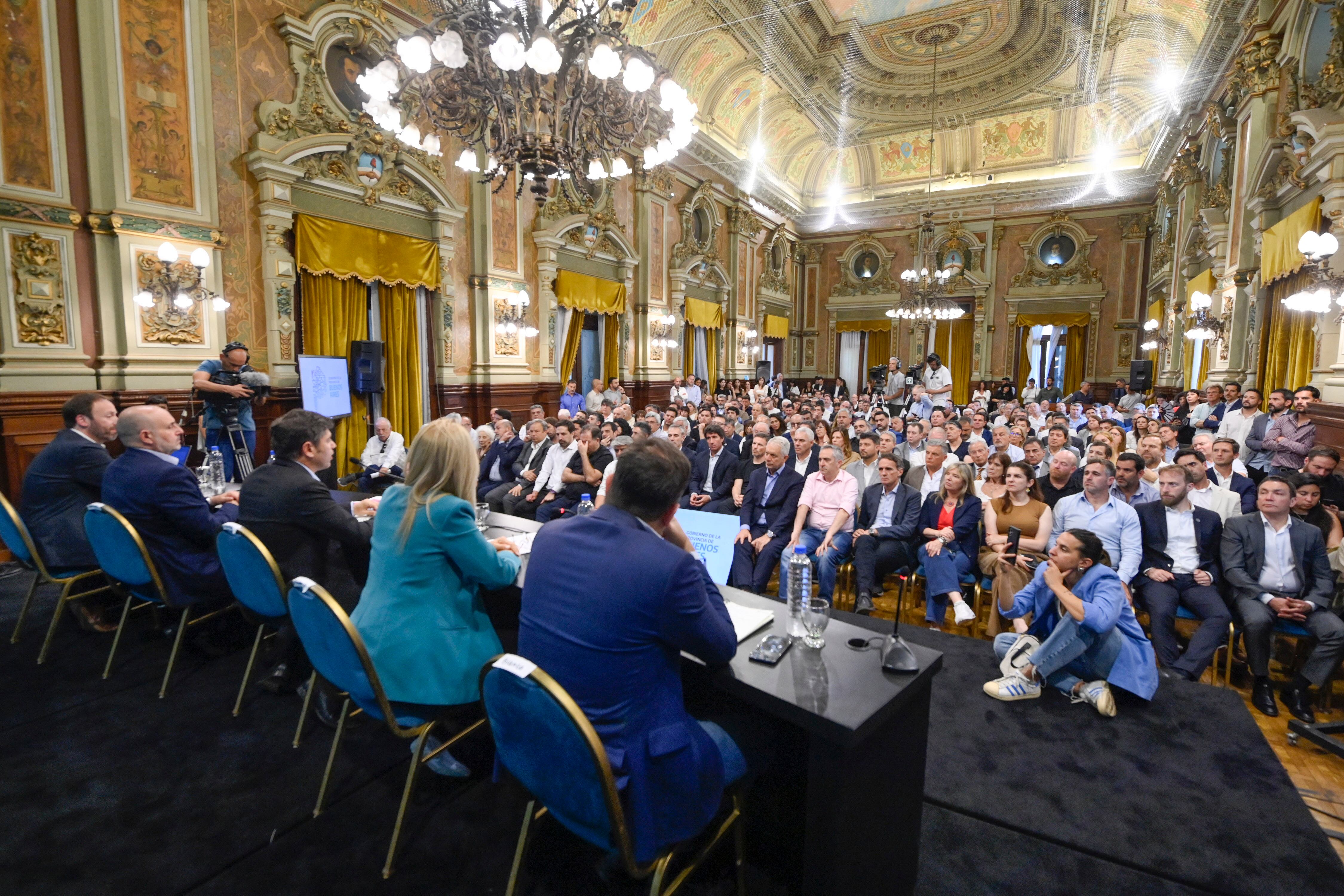 Kicillof y sus funcionarios frente a intendentes y legisladores.