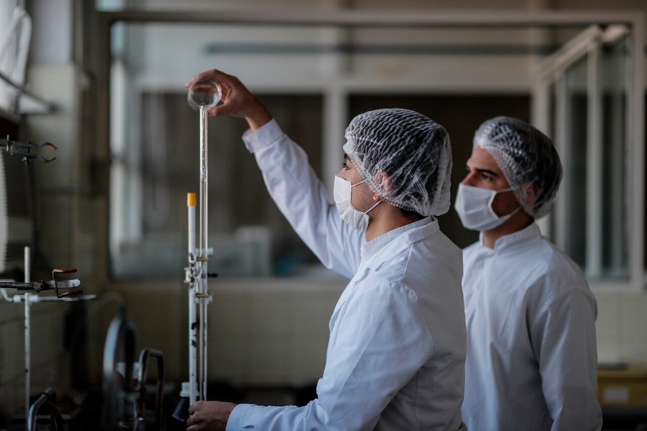 Las tiras reactivas son elaboradas por el laboratorio recuperado Farmacoop con investigadores del Conicet, la Universidad Nacional de La Plata y el INTI. 