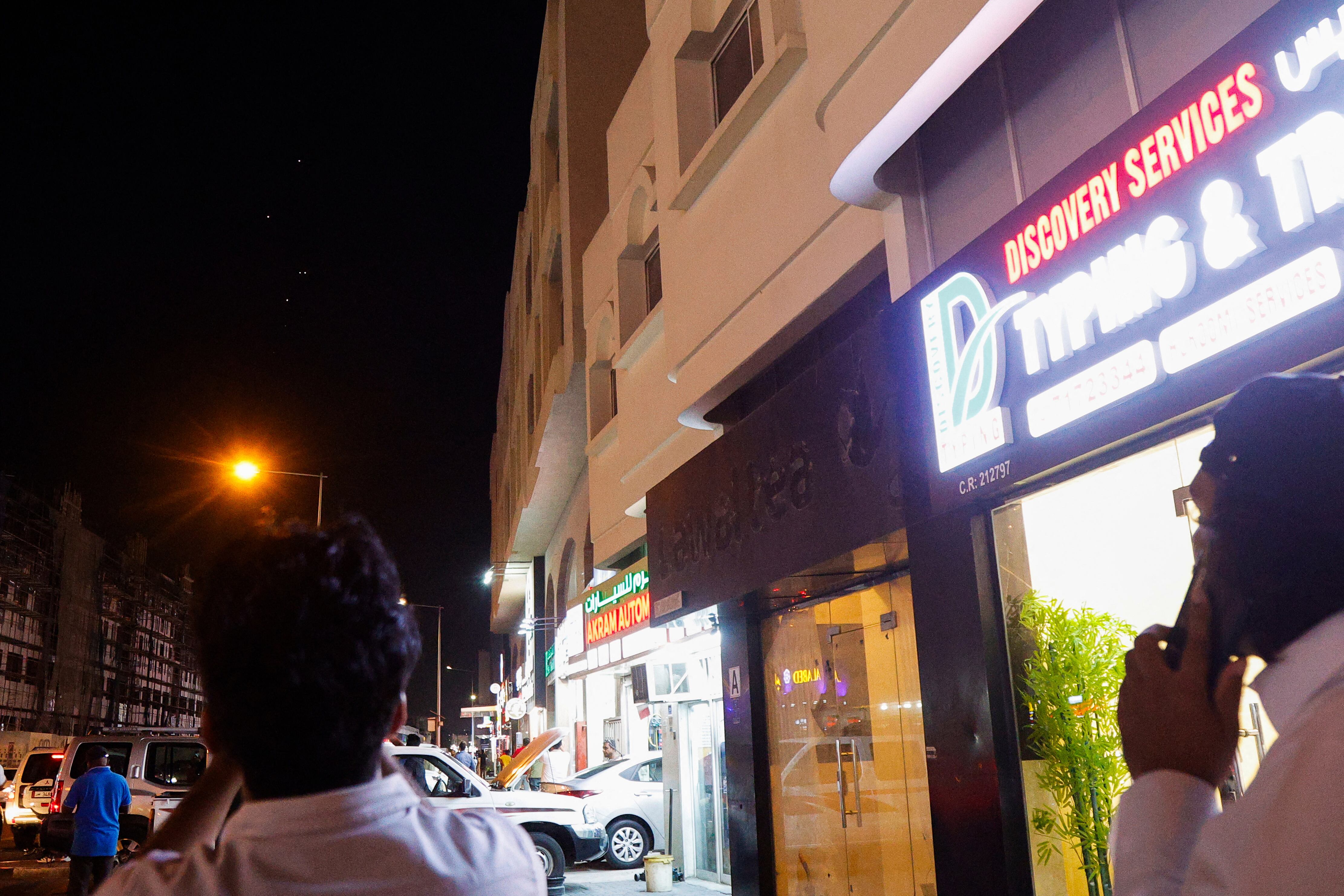 Un grupo de transeúntes filma proyectiles sobre el cielo de Doha, en un ataque que Qatar calificó de "flagrante violación de su soberanía"